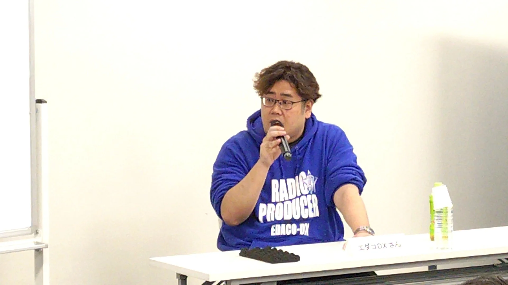 講演中のラジオプロデューサー・エダコDX氏