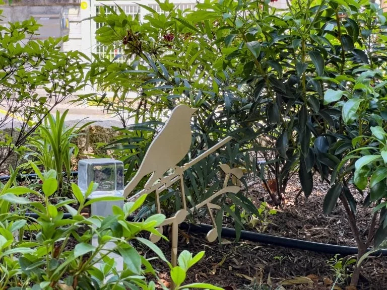 植栽と音符オブジェ