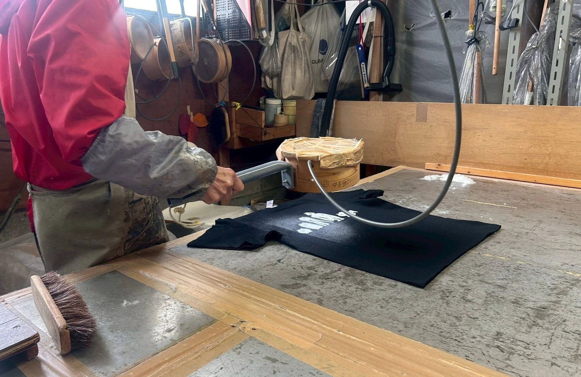 職人の手作業によるフロッキー加工