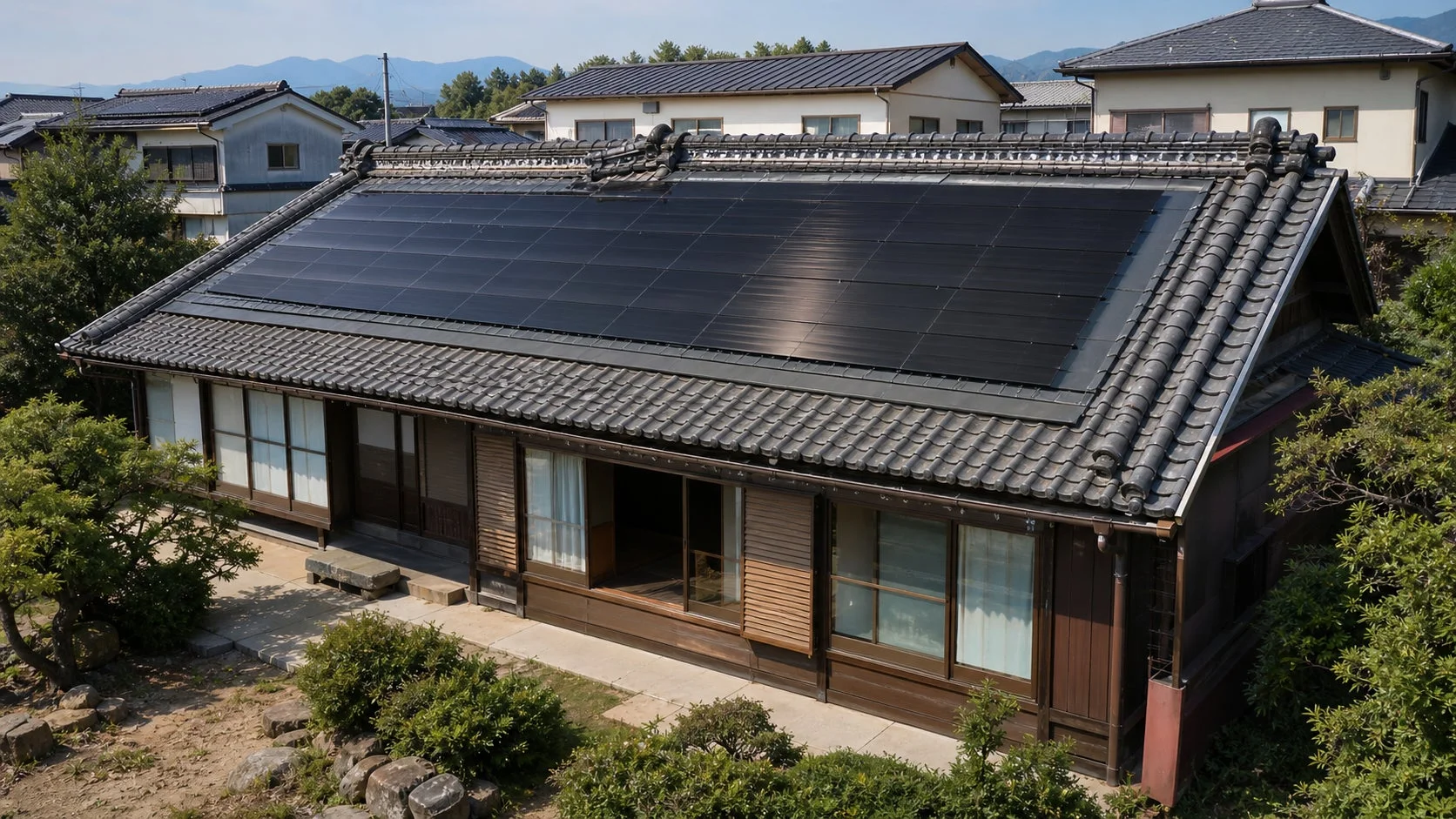 瓦屋根の伝統的な日本家屋に設置された太陽光パネル