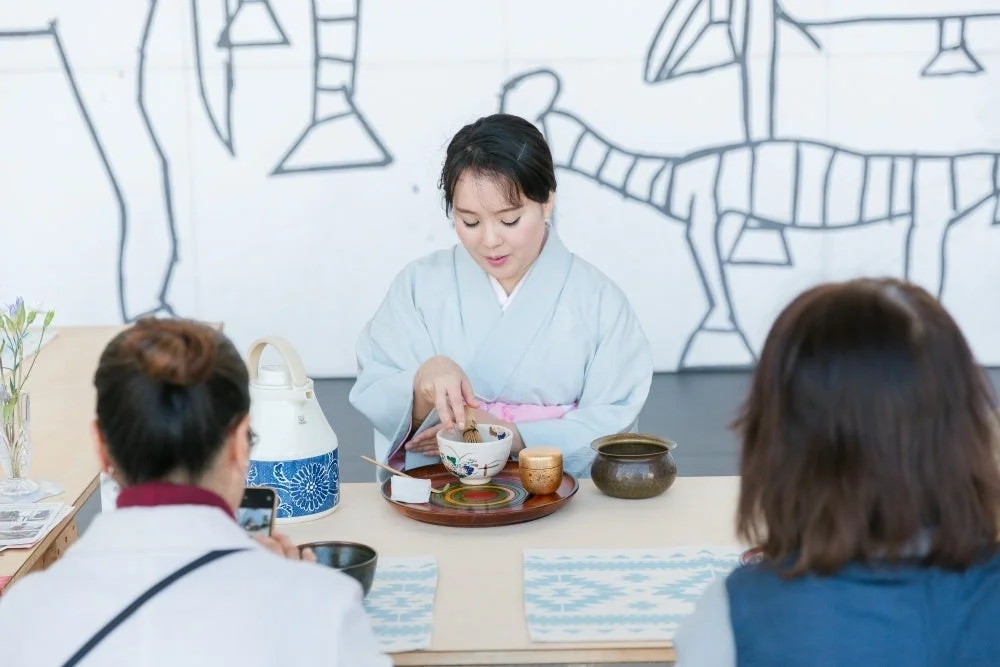 茶道を体験する人々