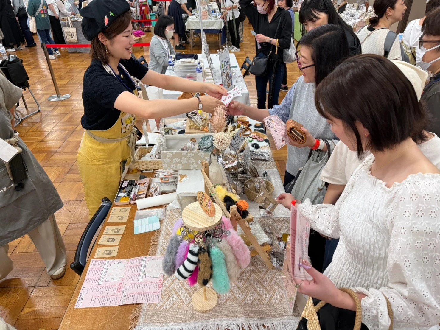 出店者と交流する来場者