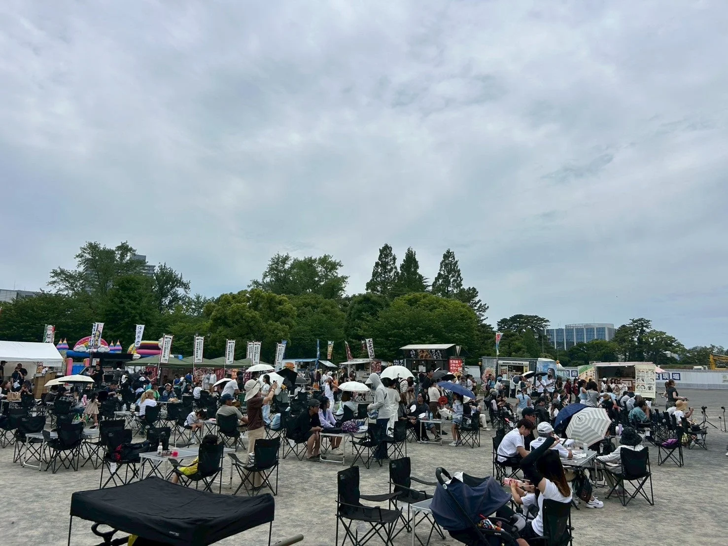 イベントで飲食を楽しむ人々