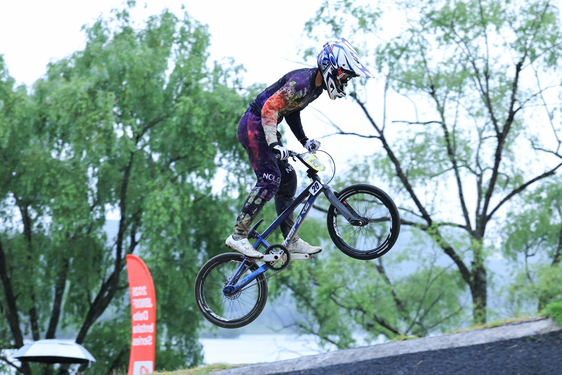 BMX競技中の選手が自転車で空中をジャンプする瞬間