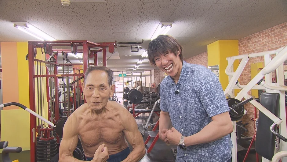 筋骨隆々の金澤利翼さんと若い男性