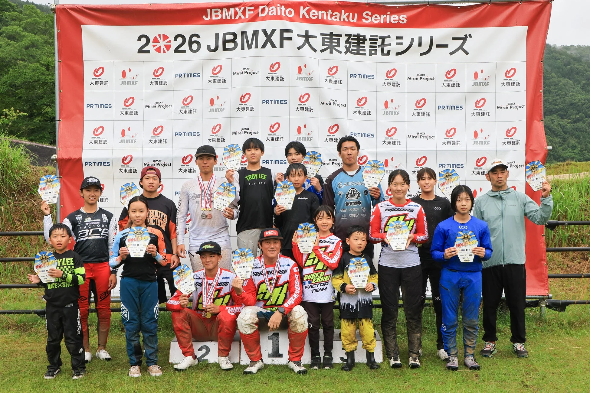 JBMXF大東建託シリーズの表彰式で、多くの選手や関係者が記念撮影
