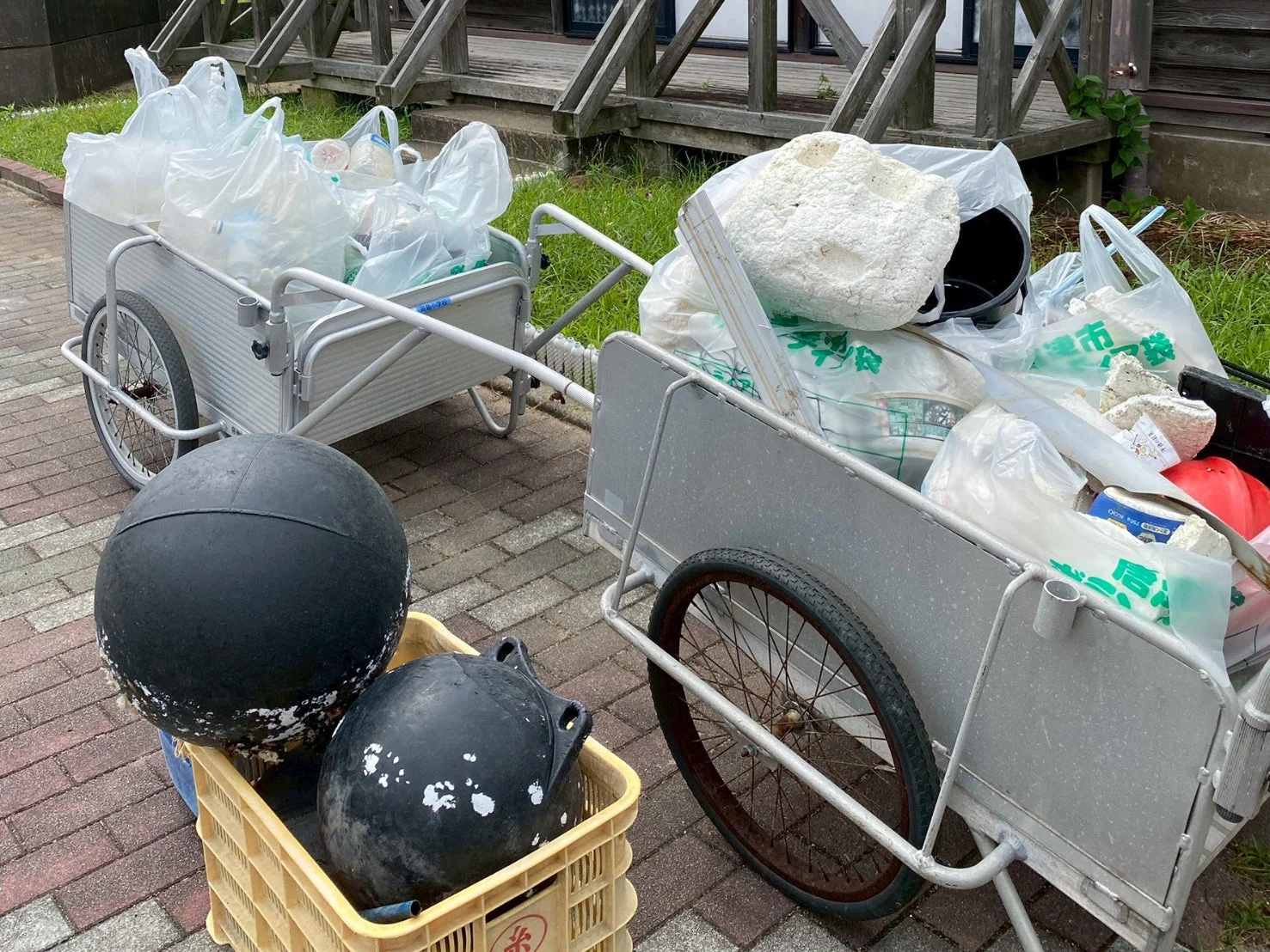 収集されたごみを積んだリヤカー