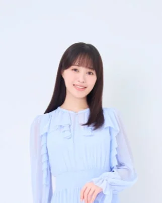 水色のフリル付きドレスを着て笑顔を見せる絵森 彩さんのポートレート