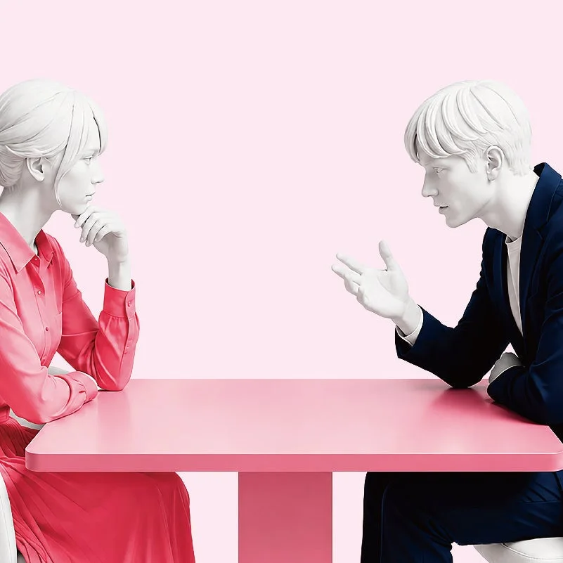 テーブルを挟んで向かい合う男女の人形