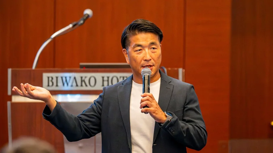 講演中の男性