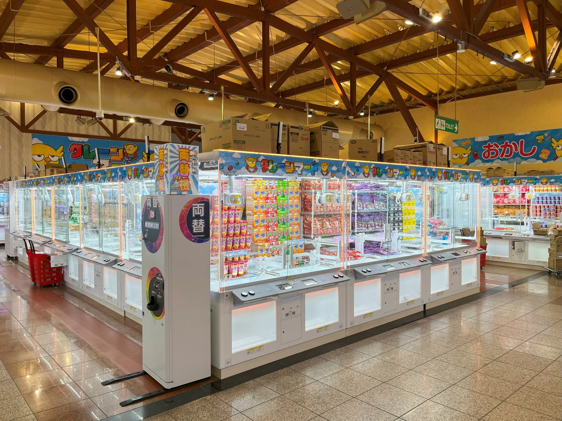 クレーンゲーム機が並ぶ店内