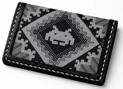 スペースインベーダーのピクセルアートがデザインされたカードケースまたは財布