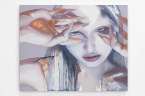 顔の一部を覆う女性の絵画