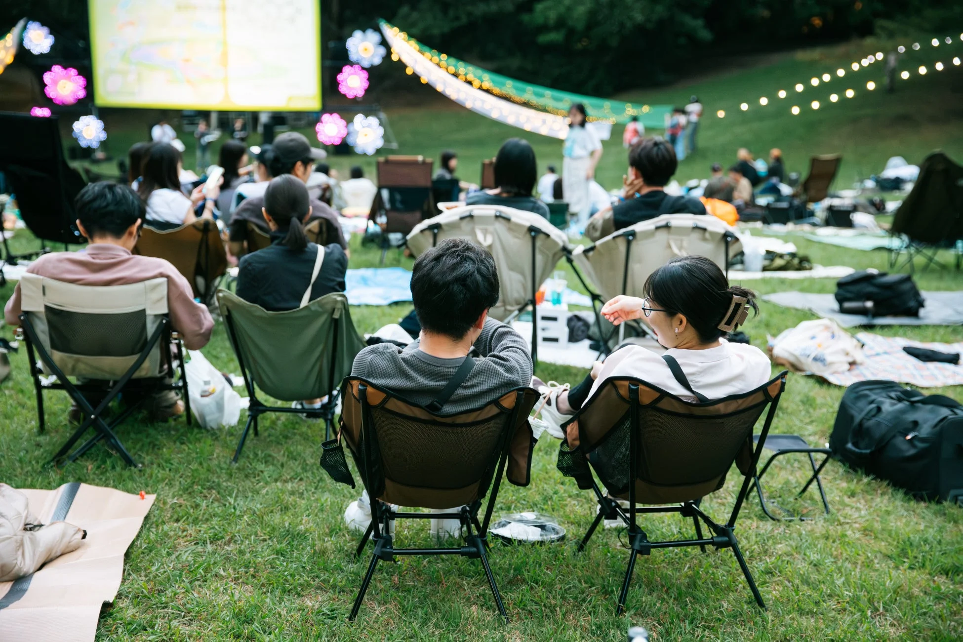 野外映画を楽しむ観客