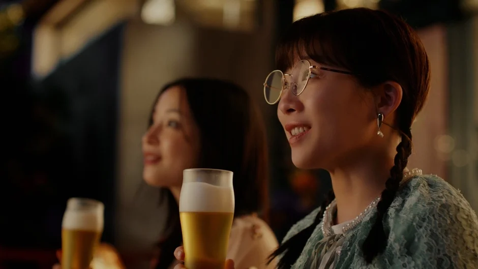 ビールを飲むまるちゃんとたまちゃん
