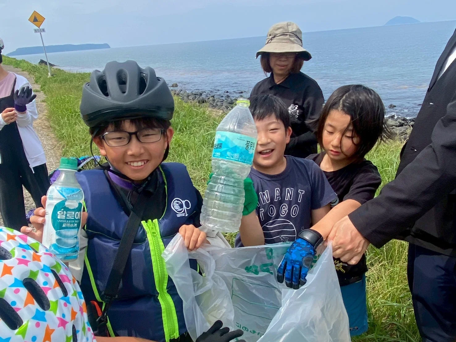海岸でごみを拾う子どもたち