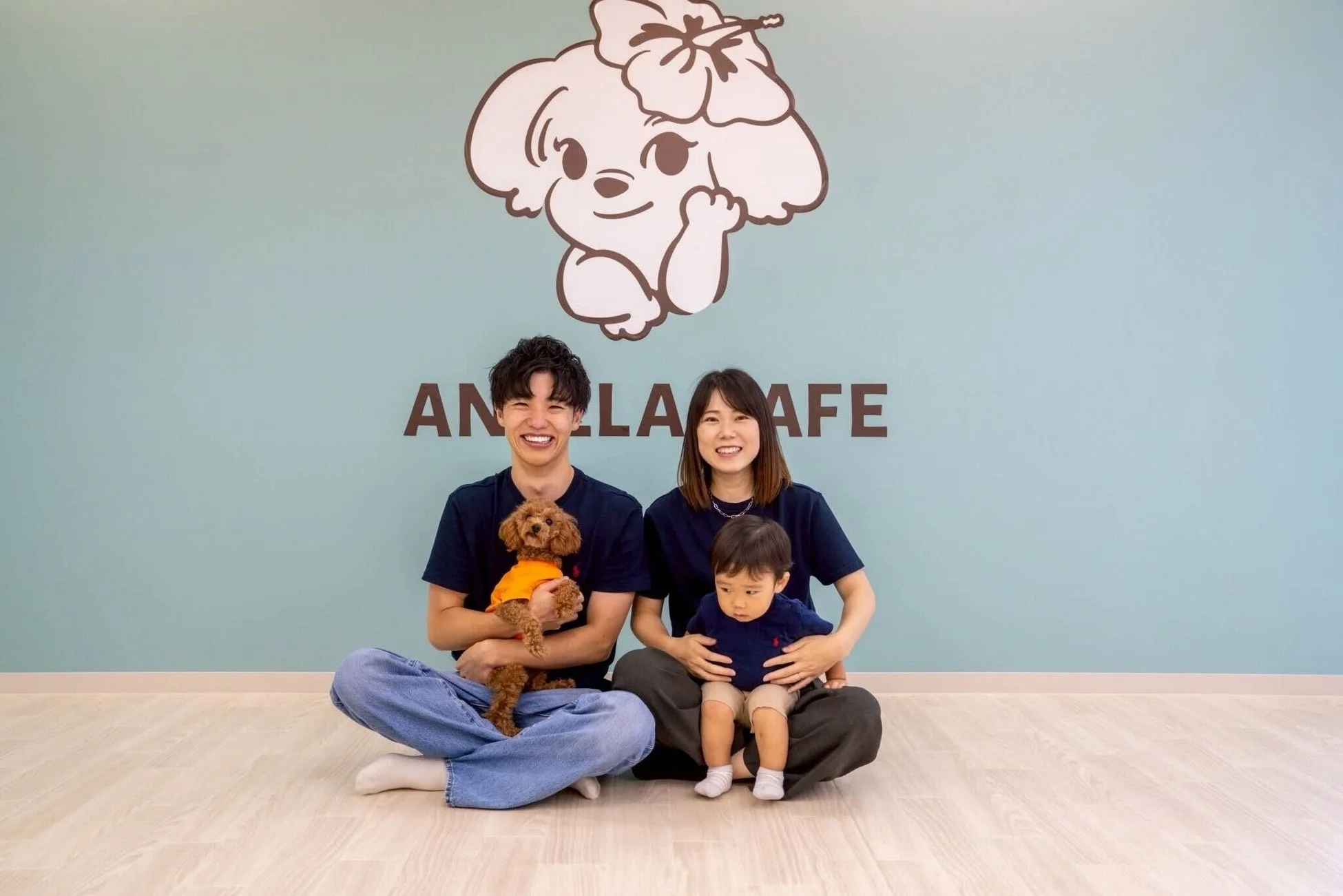 家族と犬、ANELLA CAFEのロゴ