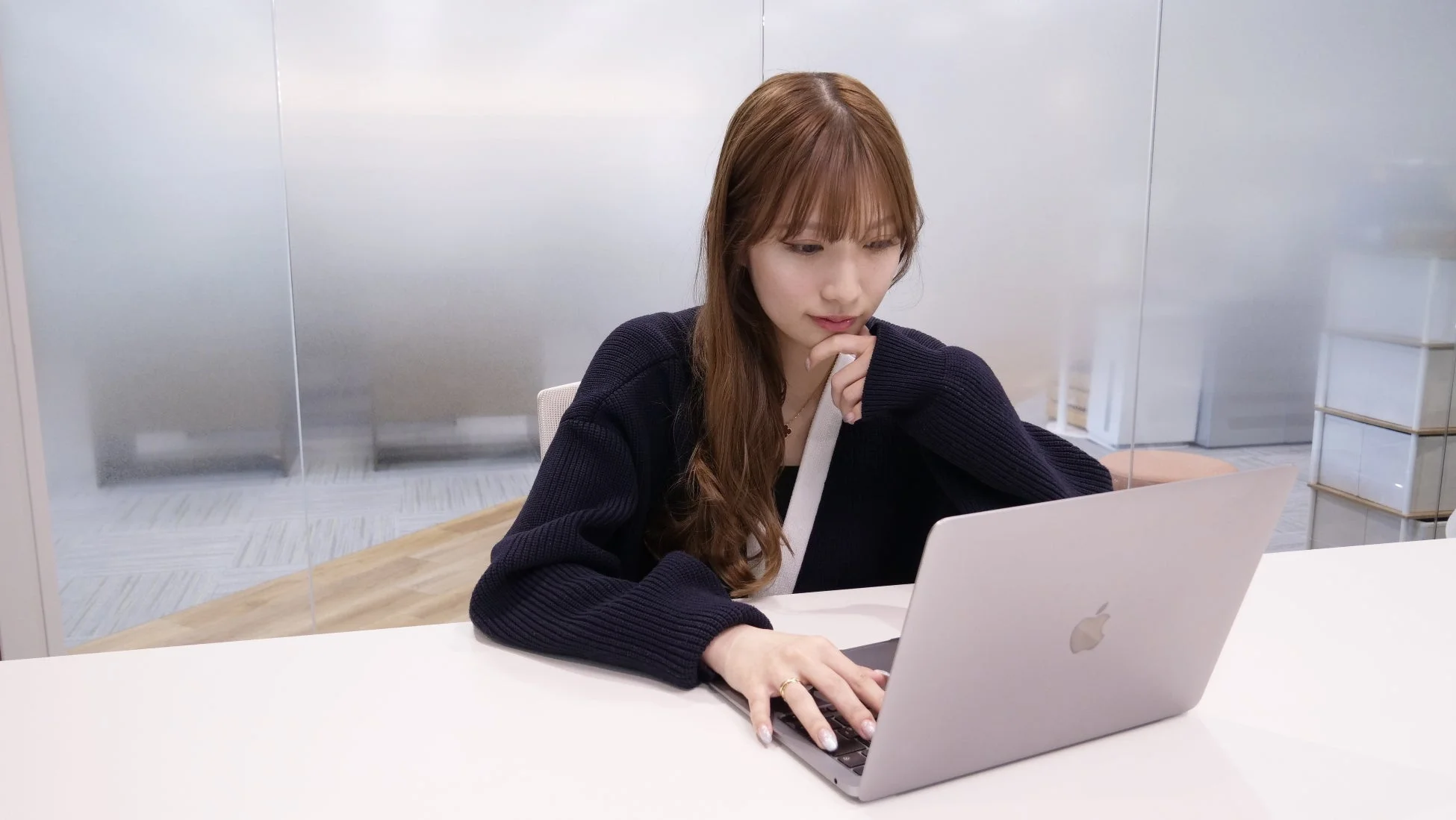 ノートパソコンで作業する女性