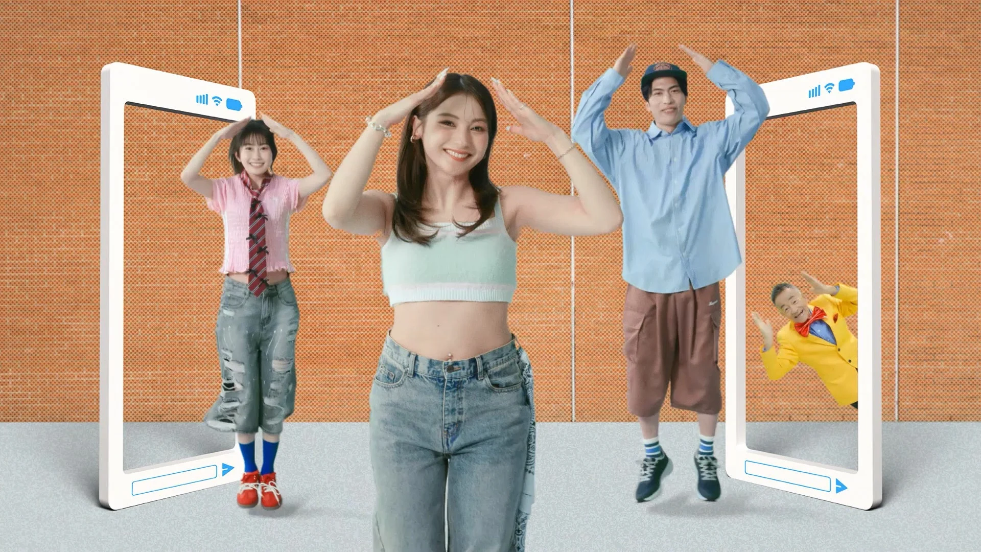スマートフォンフレーム内の人々が楽しげにポーズをとる様子