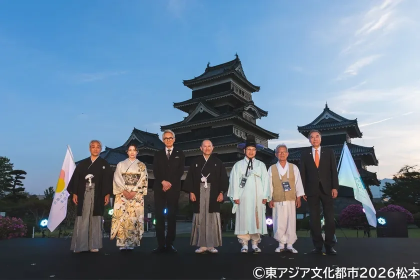 松本城を背景にした集合写真