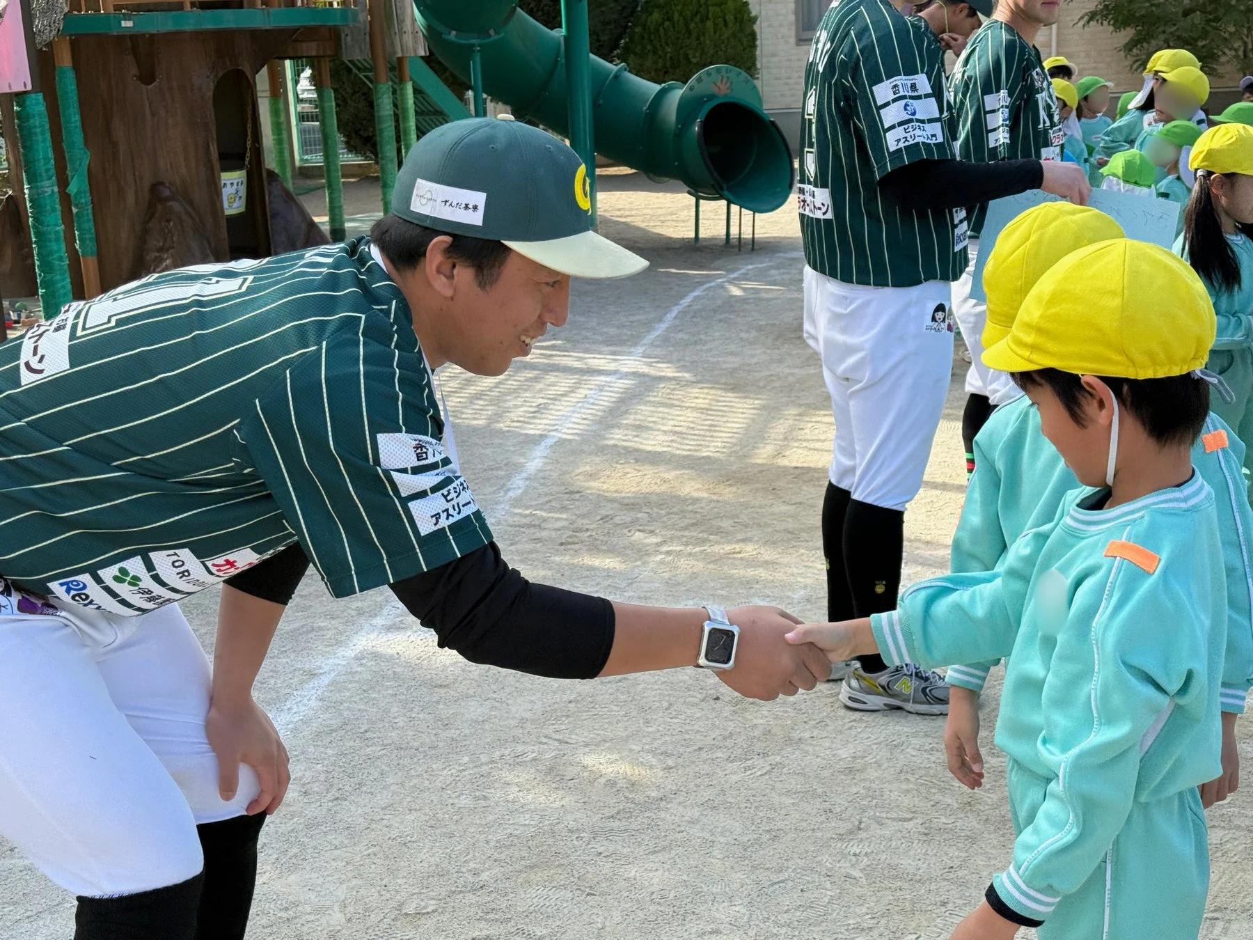 子供と野球選手の交流