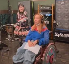 車椅子の女性と音楽スタジオ