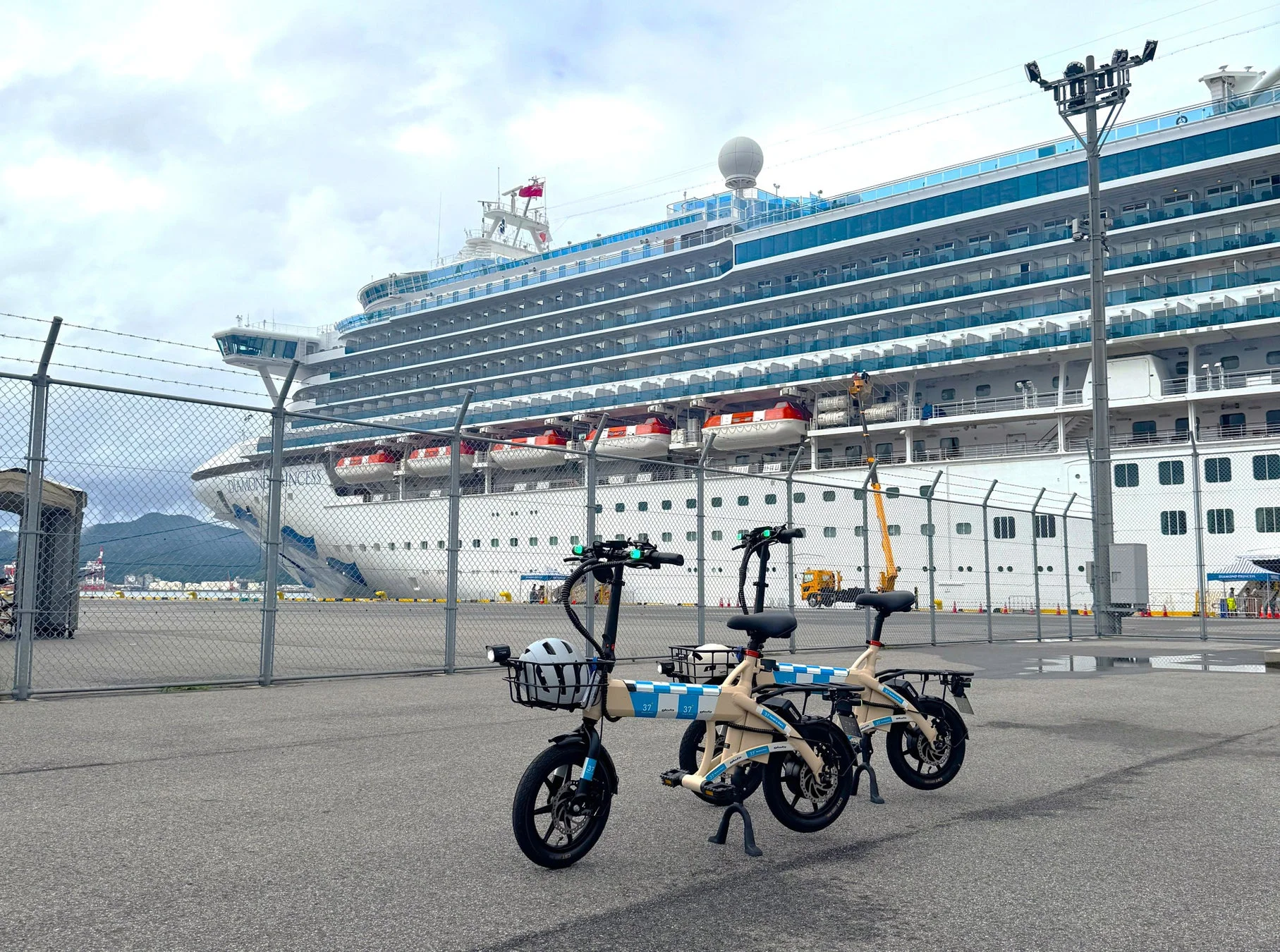 クルーズ船,ダイヤモンドプリンセス,電動自転車,港,フェンス,自転車,旅,停泊,屋外