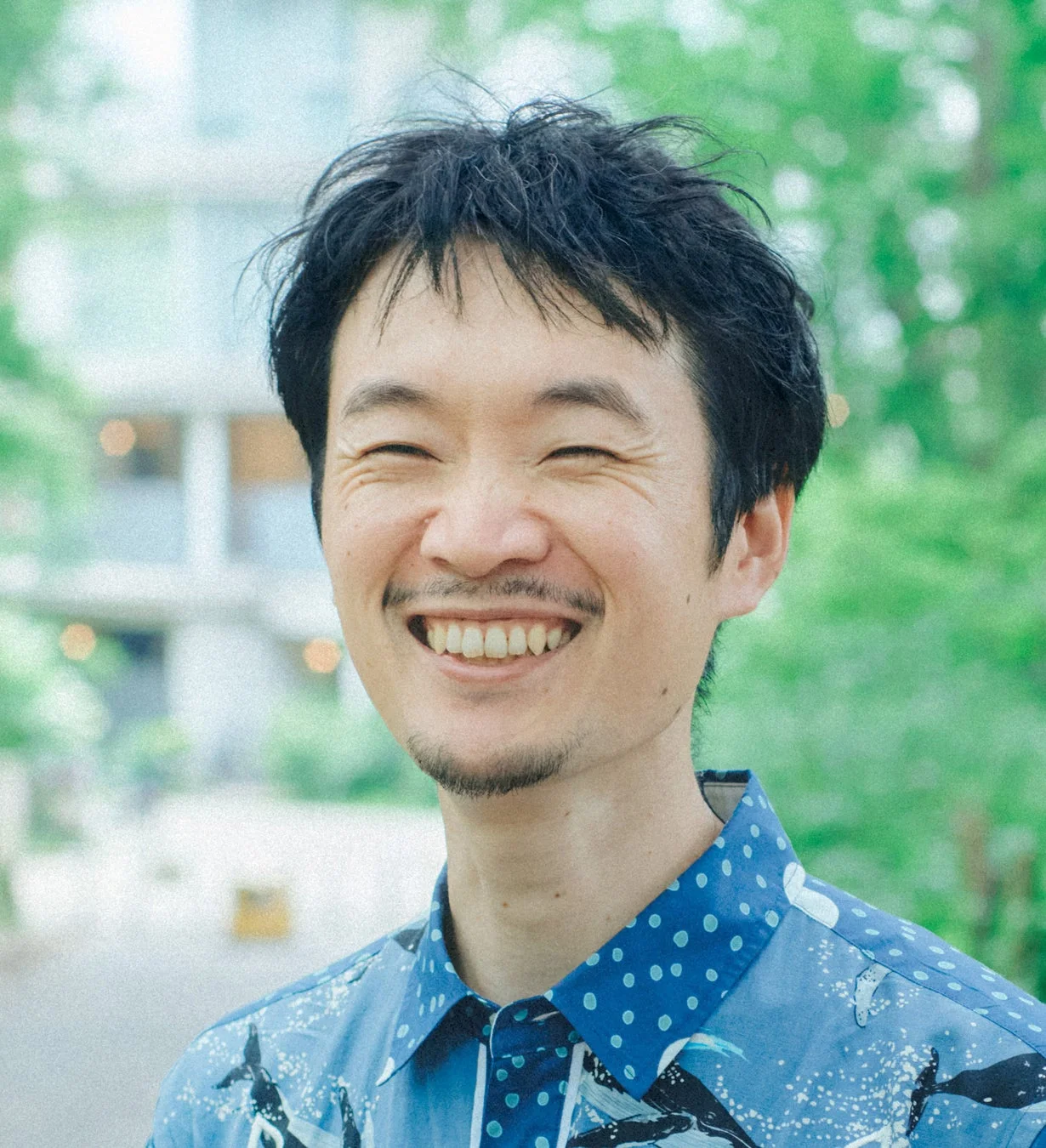 屋外で笑顔を見せるアジア人男性のポートレート