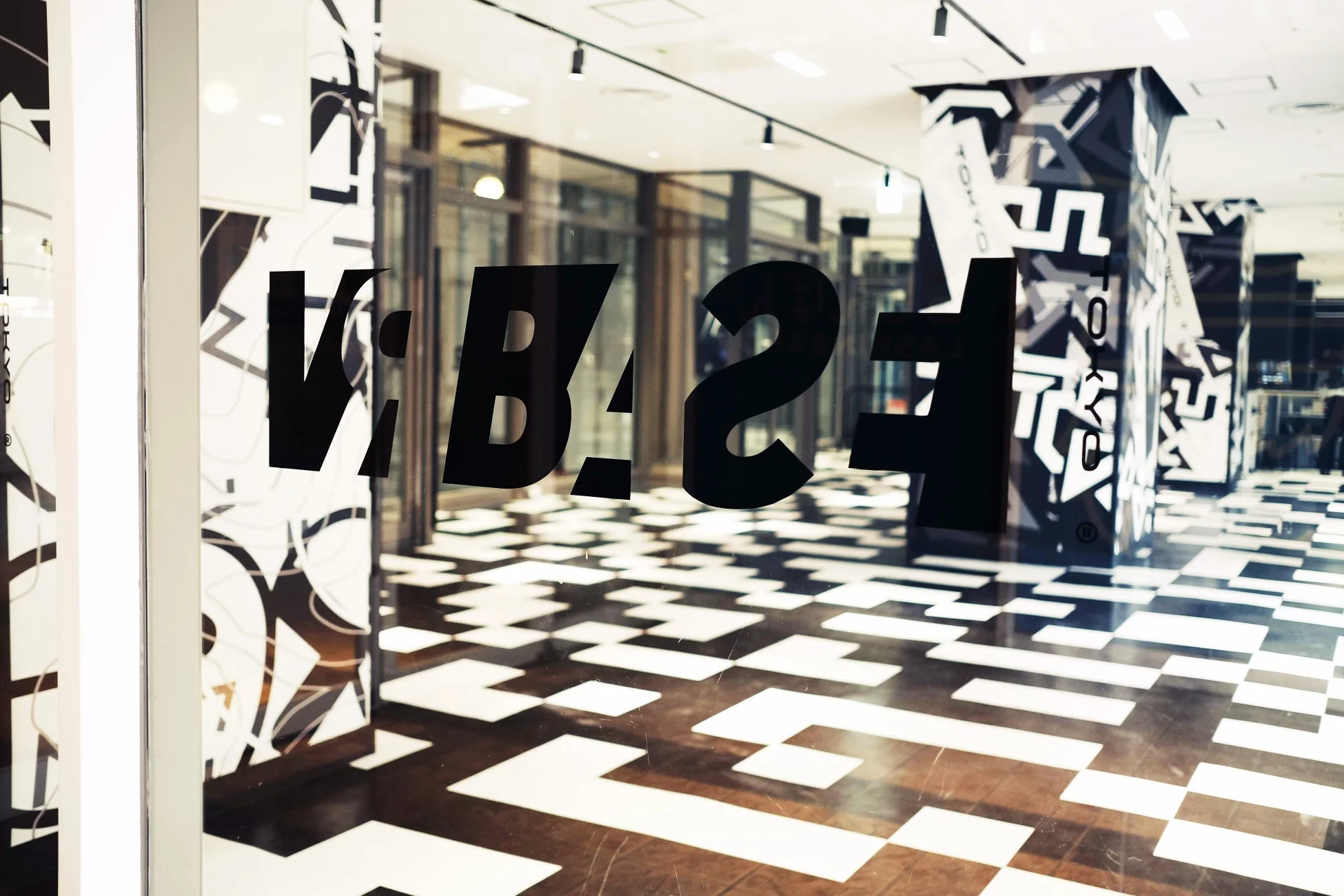 VR BASE TOKYOのスタイリッシュな空間