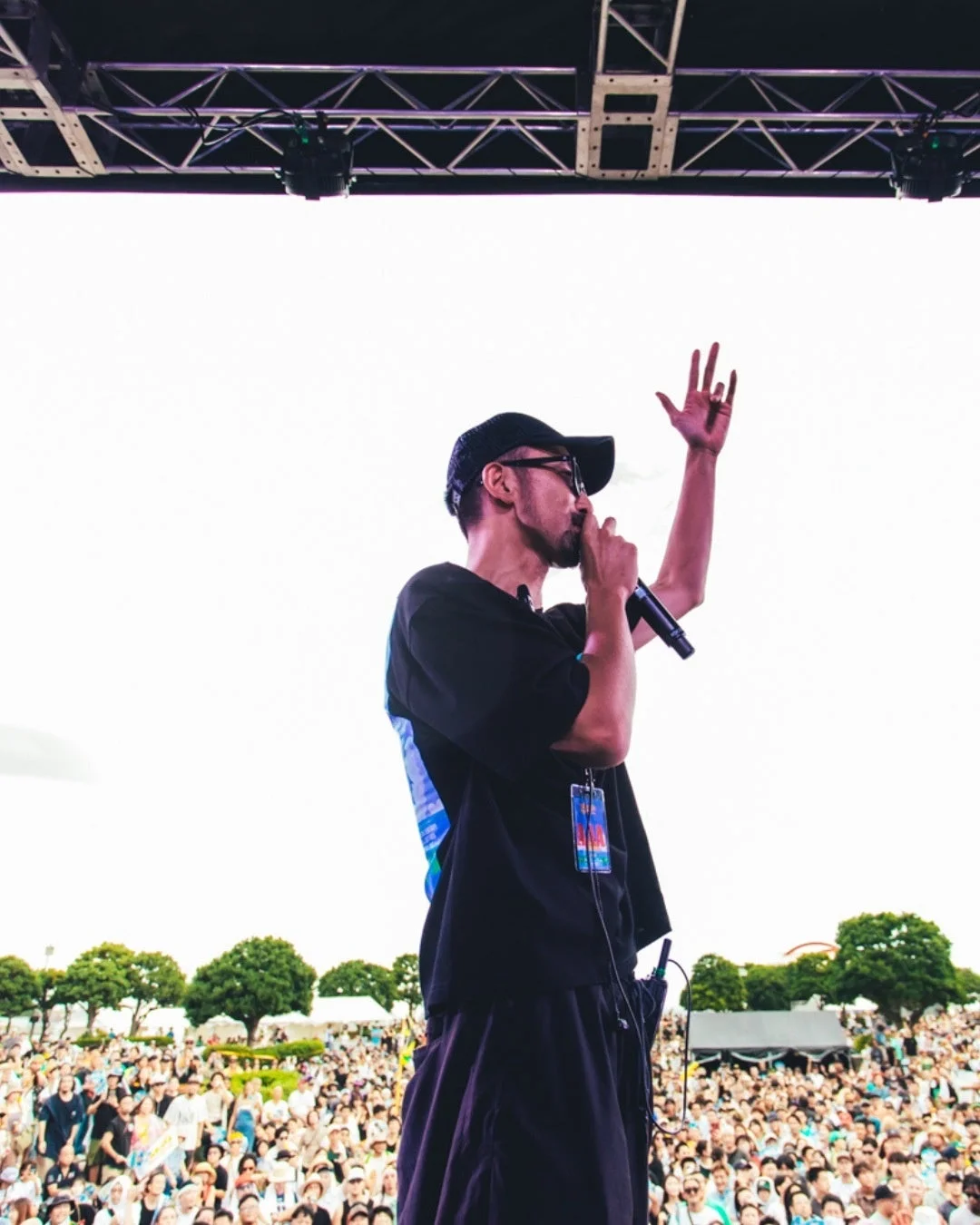 MC & DJ LUKE氏がライブでパフォーマンスする様子
