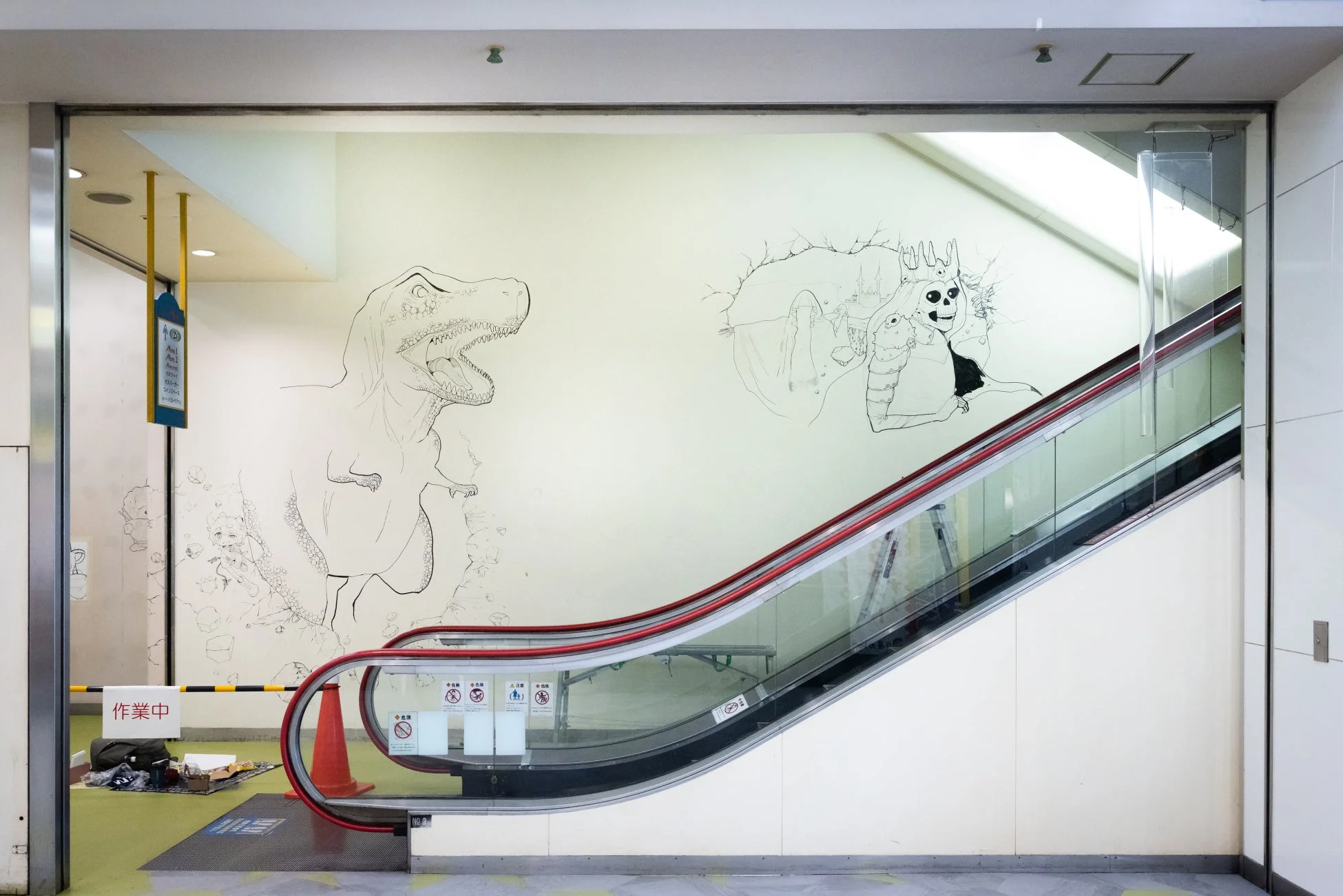 エスカレーター横の壁画制作風景