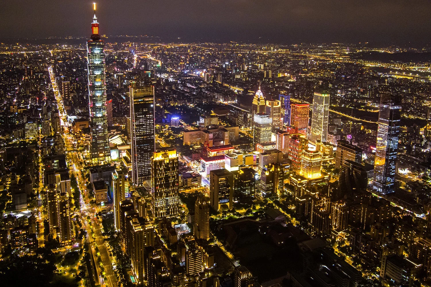 台北の夜景を空から捉えた壮大な一枚