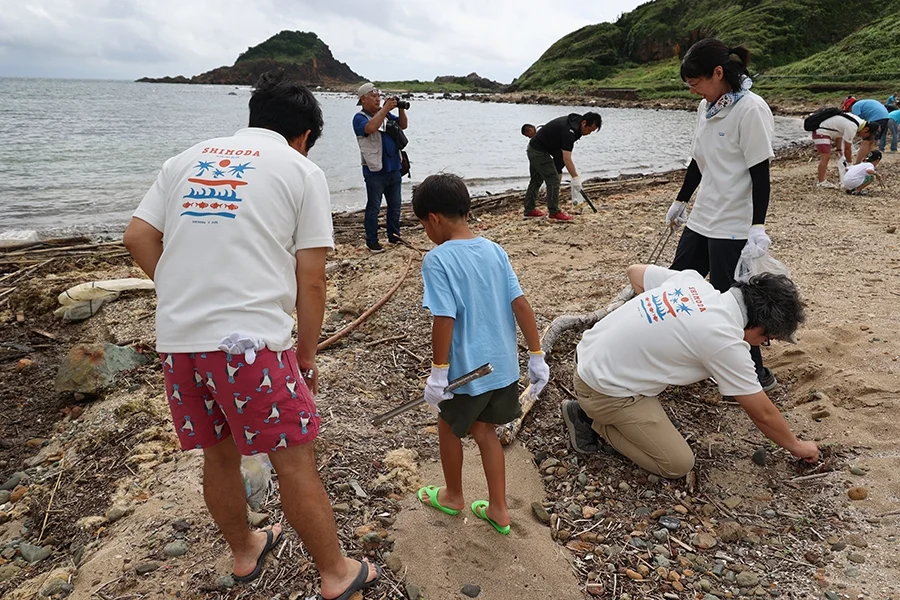 下田の海岸でゴミを拾う参加者たち