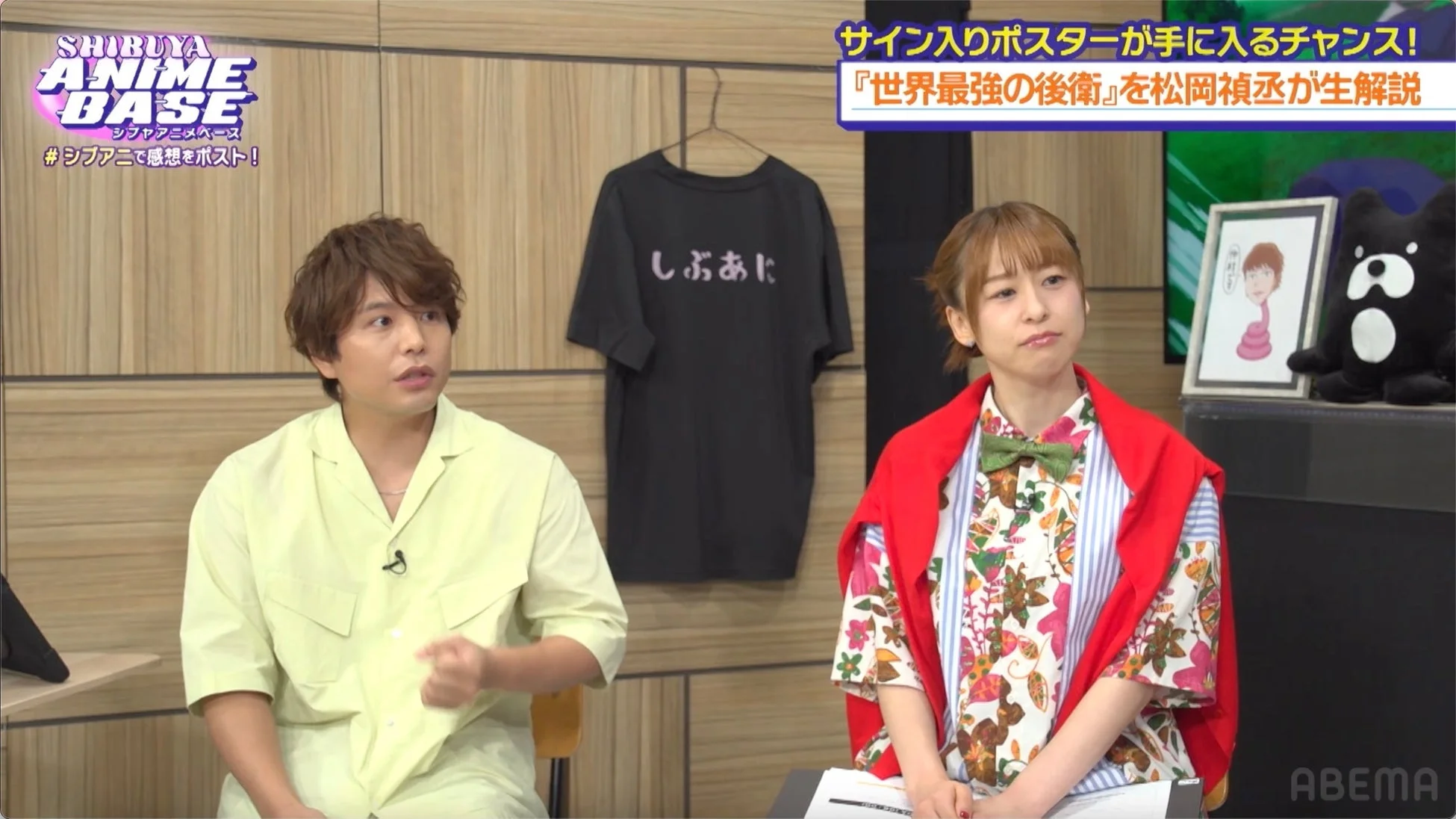 番組スタジオで解説する松岡禎丞さん