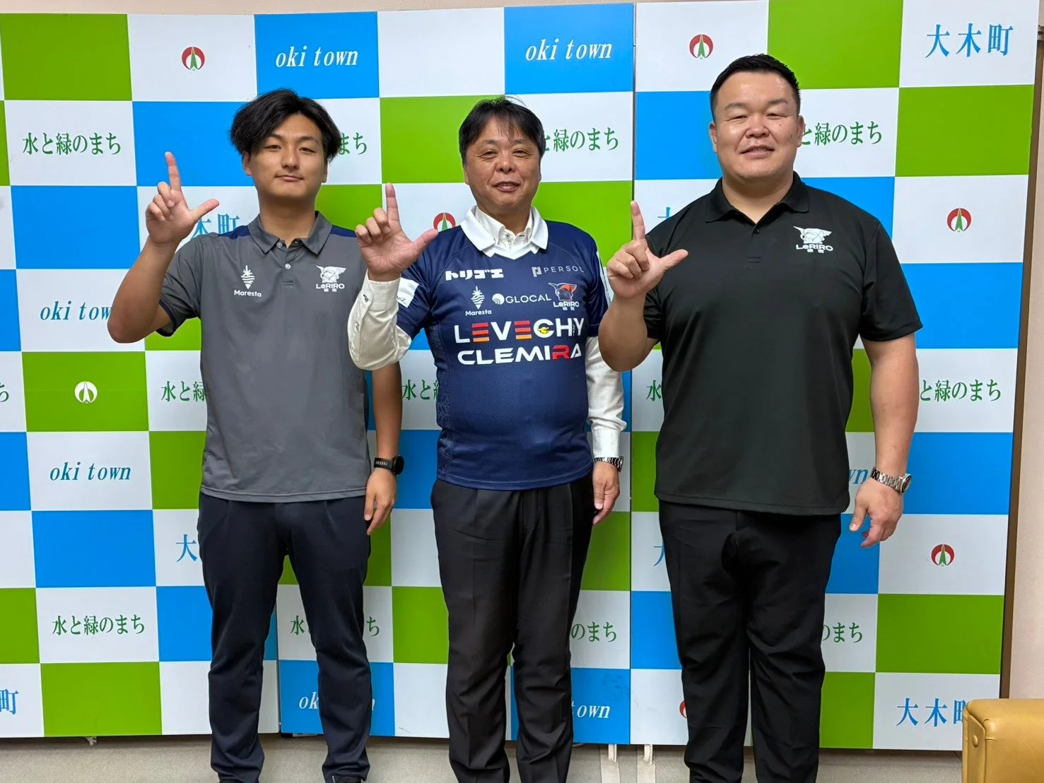 3人の男性がポーズをとっている画像