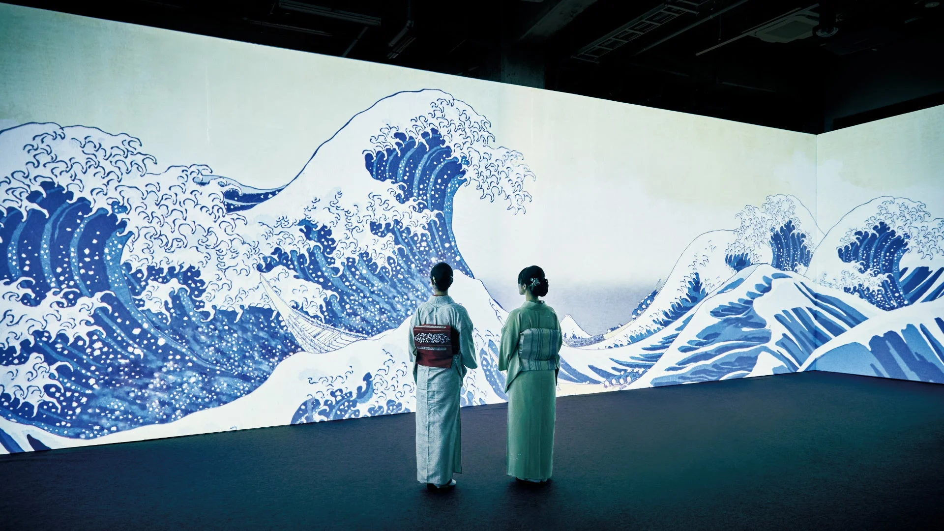 浮世絵のデジタルアートを鑑賞する人々