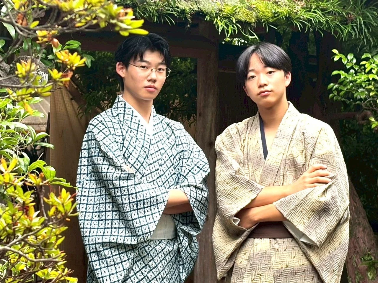 浴衣を着た二人の若い男性