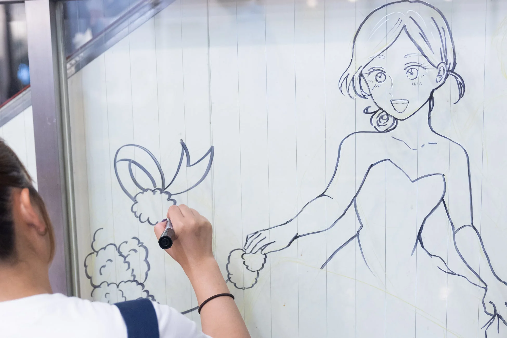 壁に絵を描く女性