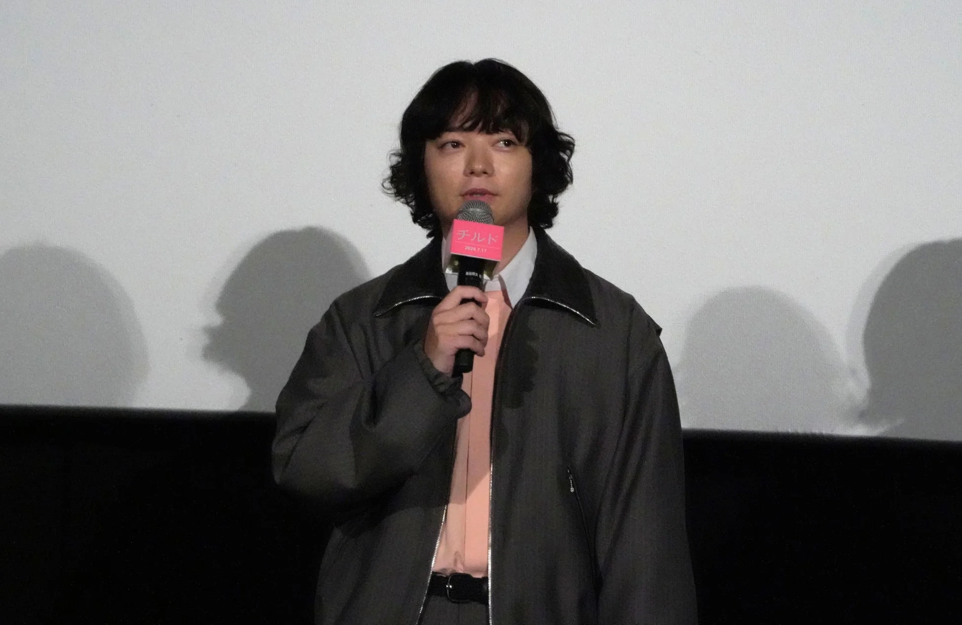 舞台挨拶でマイクを手に話す染谷将太さん