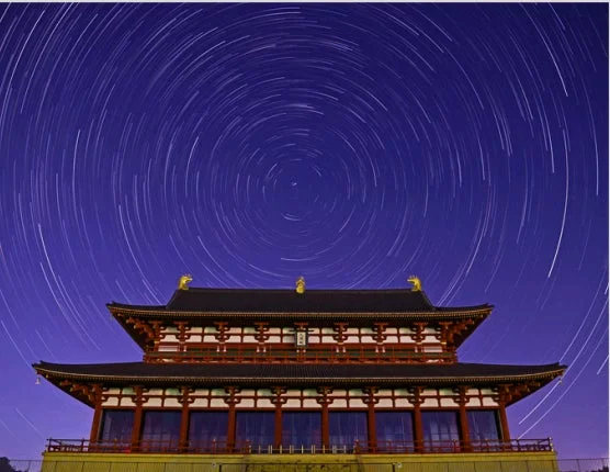 星空の下に佇む平城宮跡の大極殿