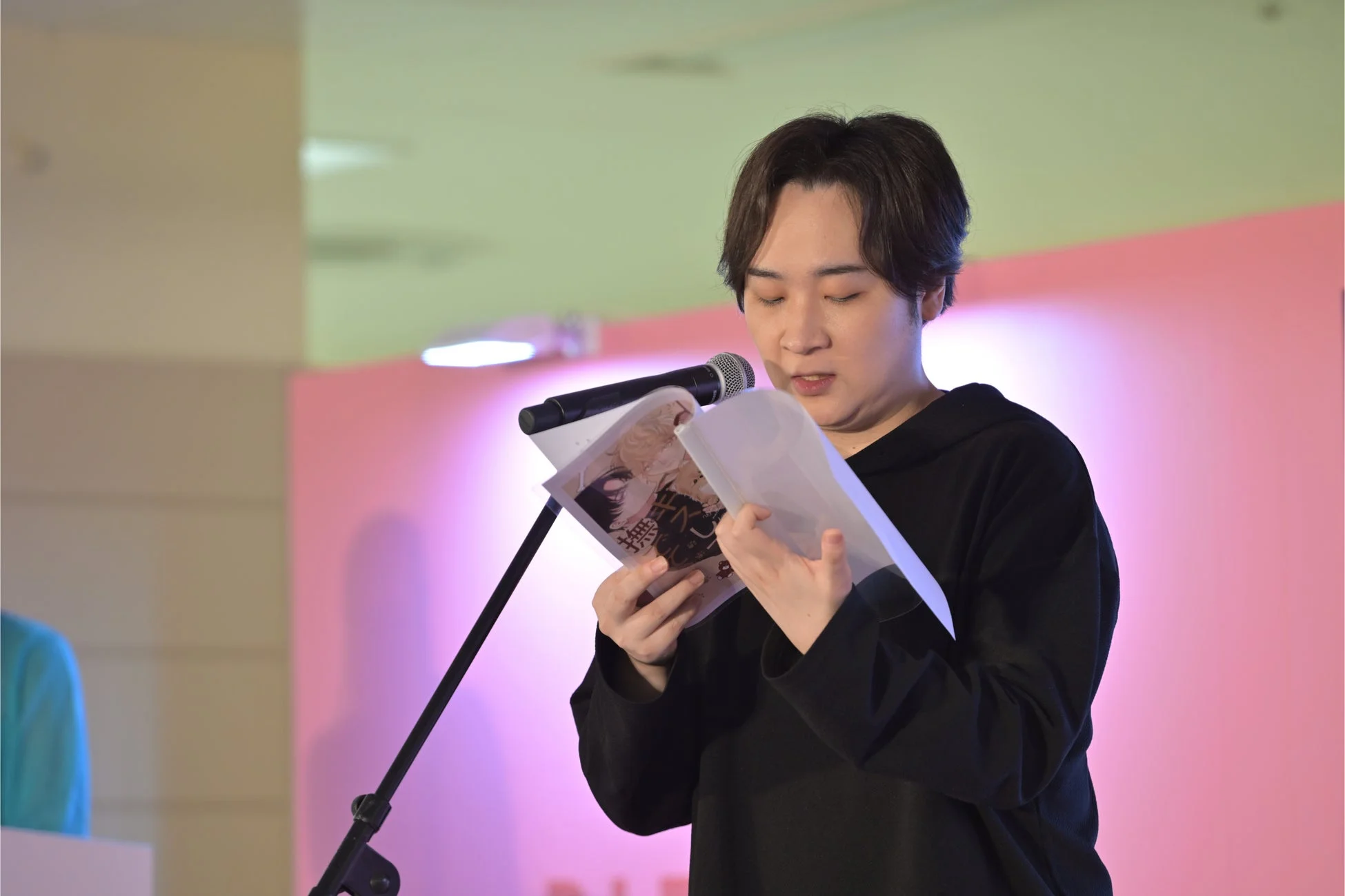 児玉卓也さんの朗読風景