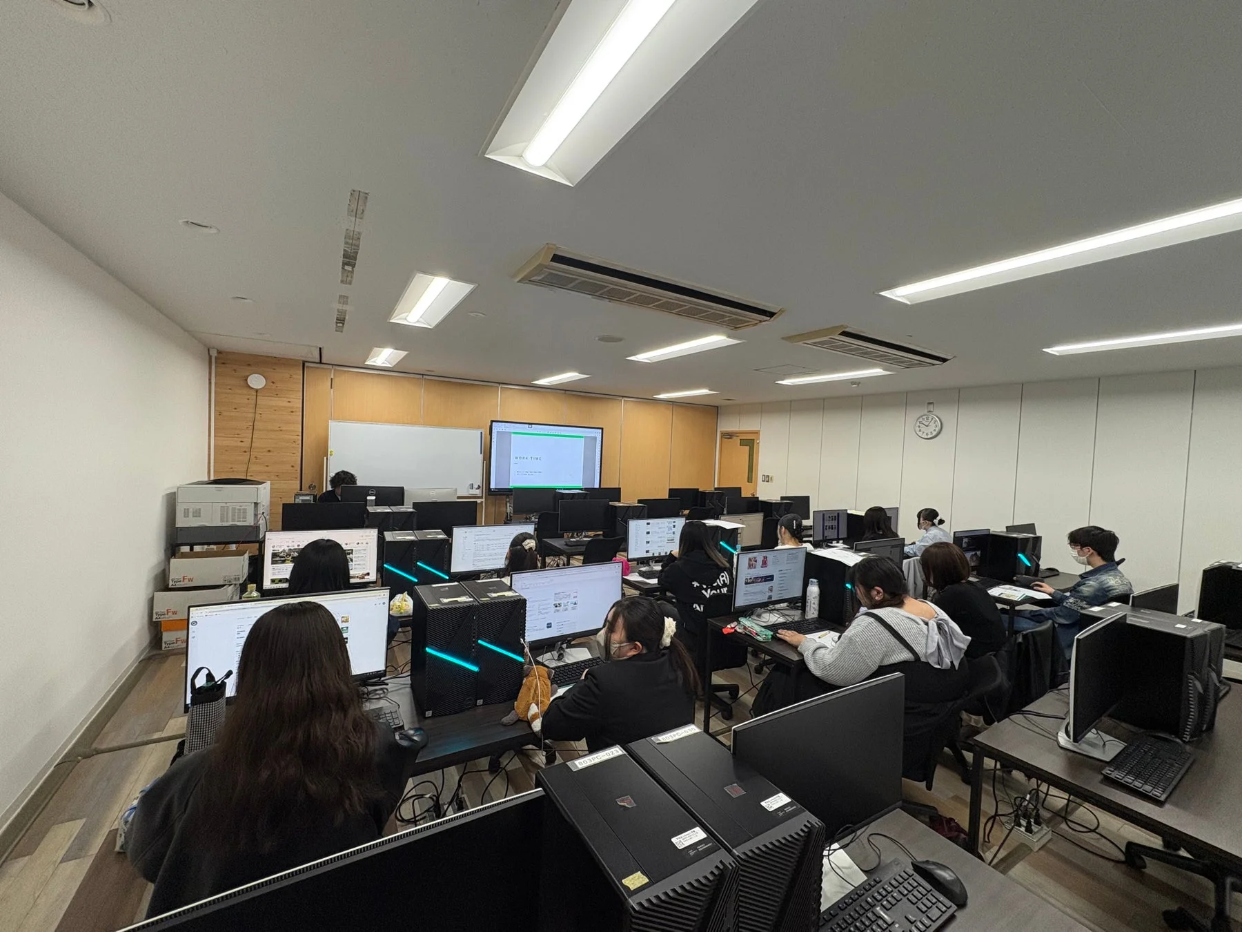 コンピュータ室で作業する学生
