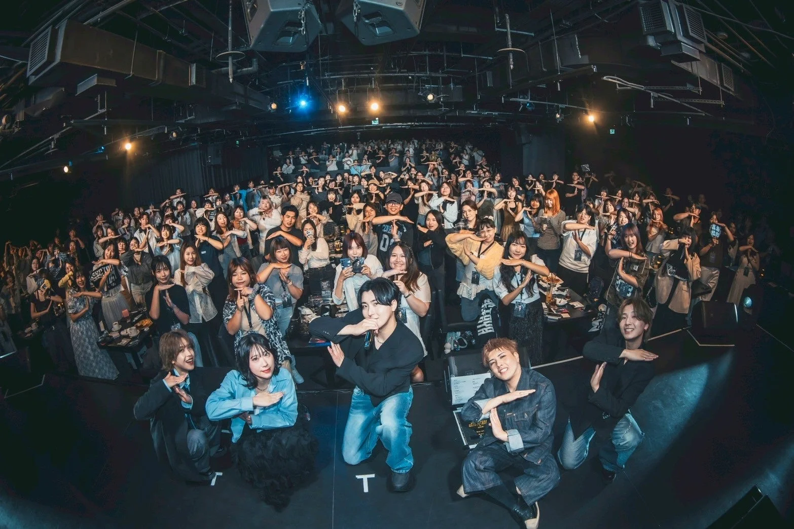 ライブ会場での集合写真