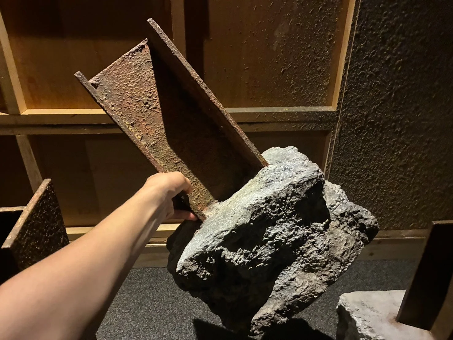 金属片に触れる手