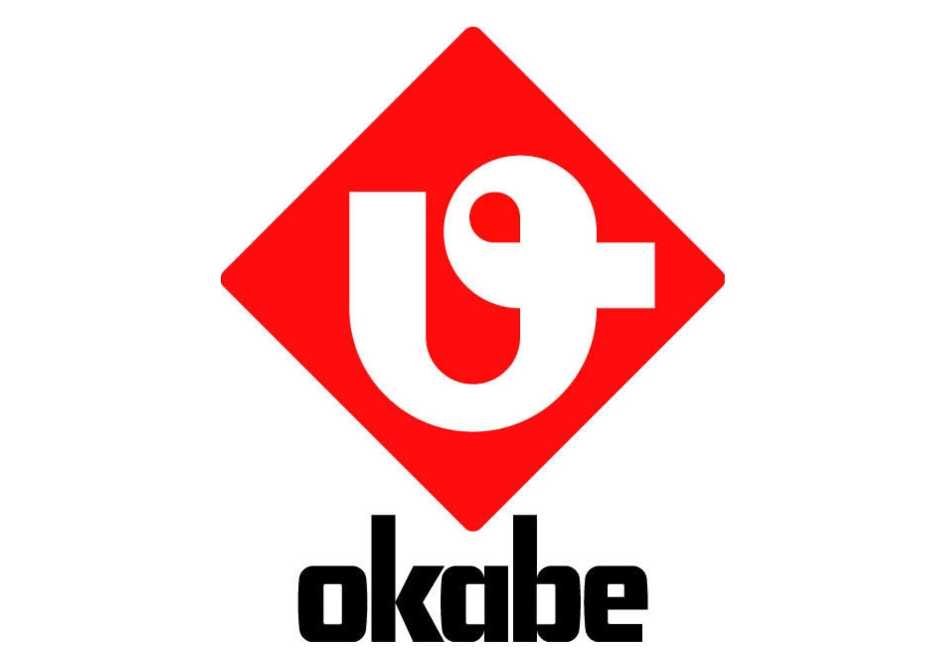 赤いひし形の中に白い「U9」と読めるような記号が描かれ、その下に黒字で「okabe」と書かれたロゴマーク