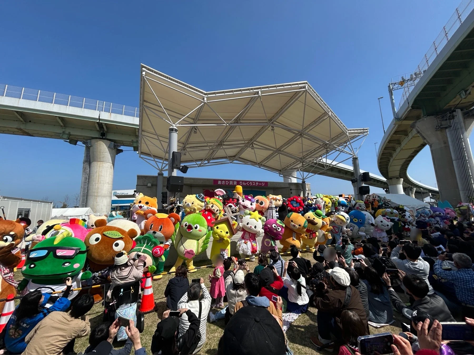 ゆるキャラがステージに集まるイベント風景