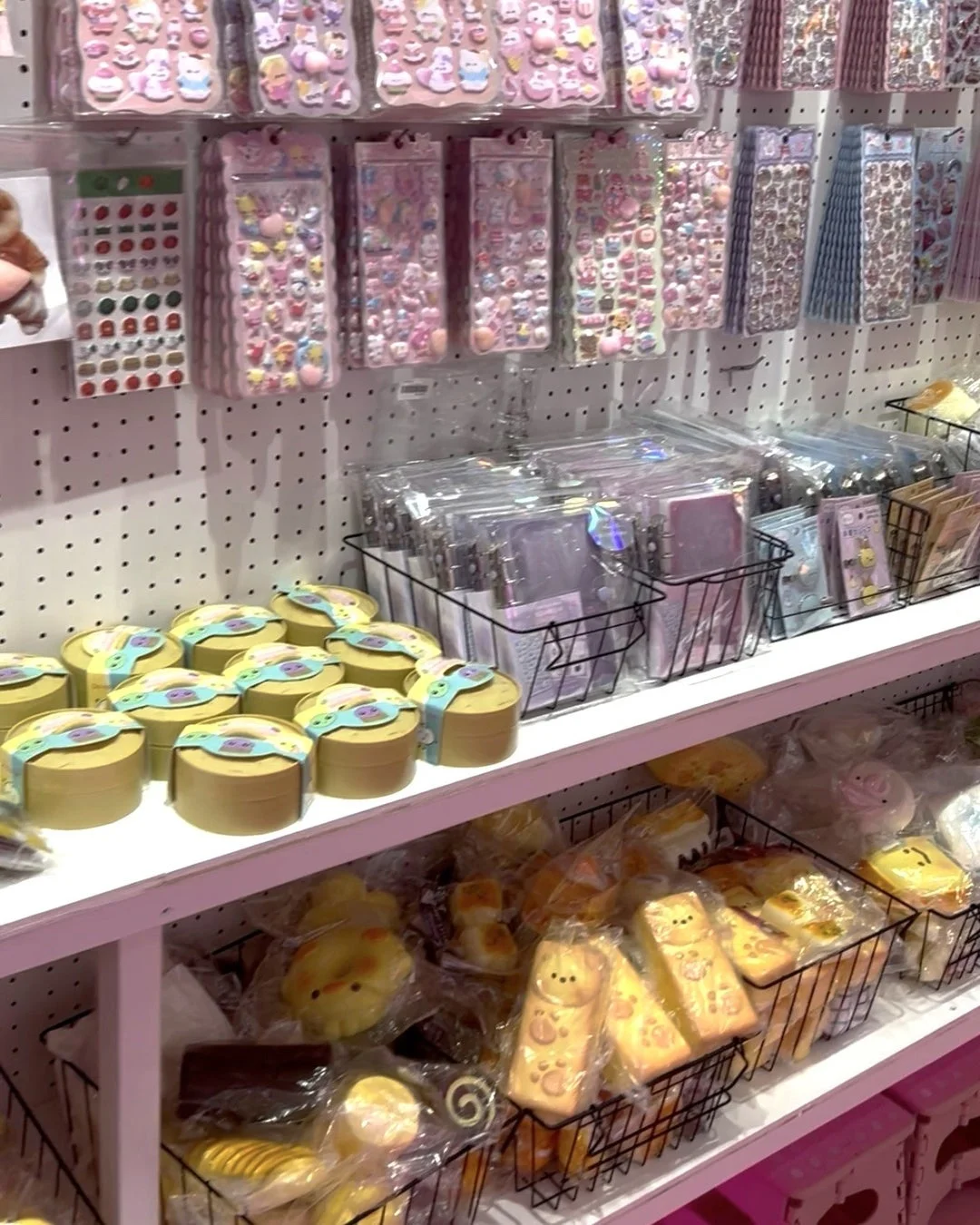 シールやスクイーズが並ぶ店内