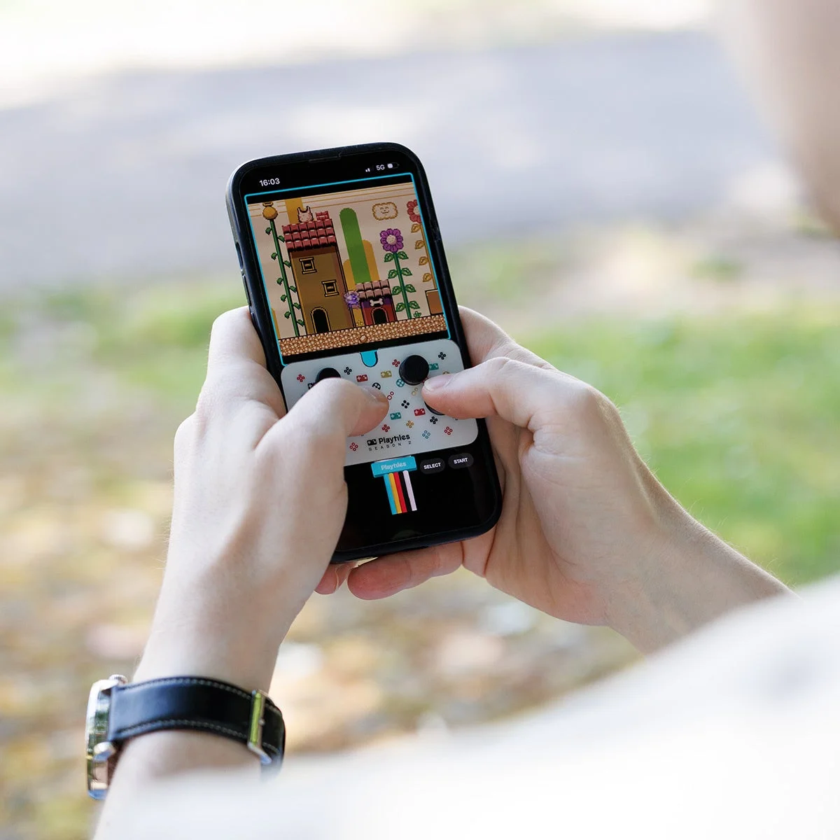 屋外でPlaytilesを使ってゲームをプレイする様子