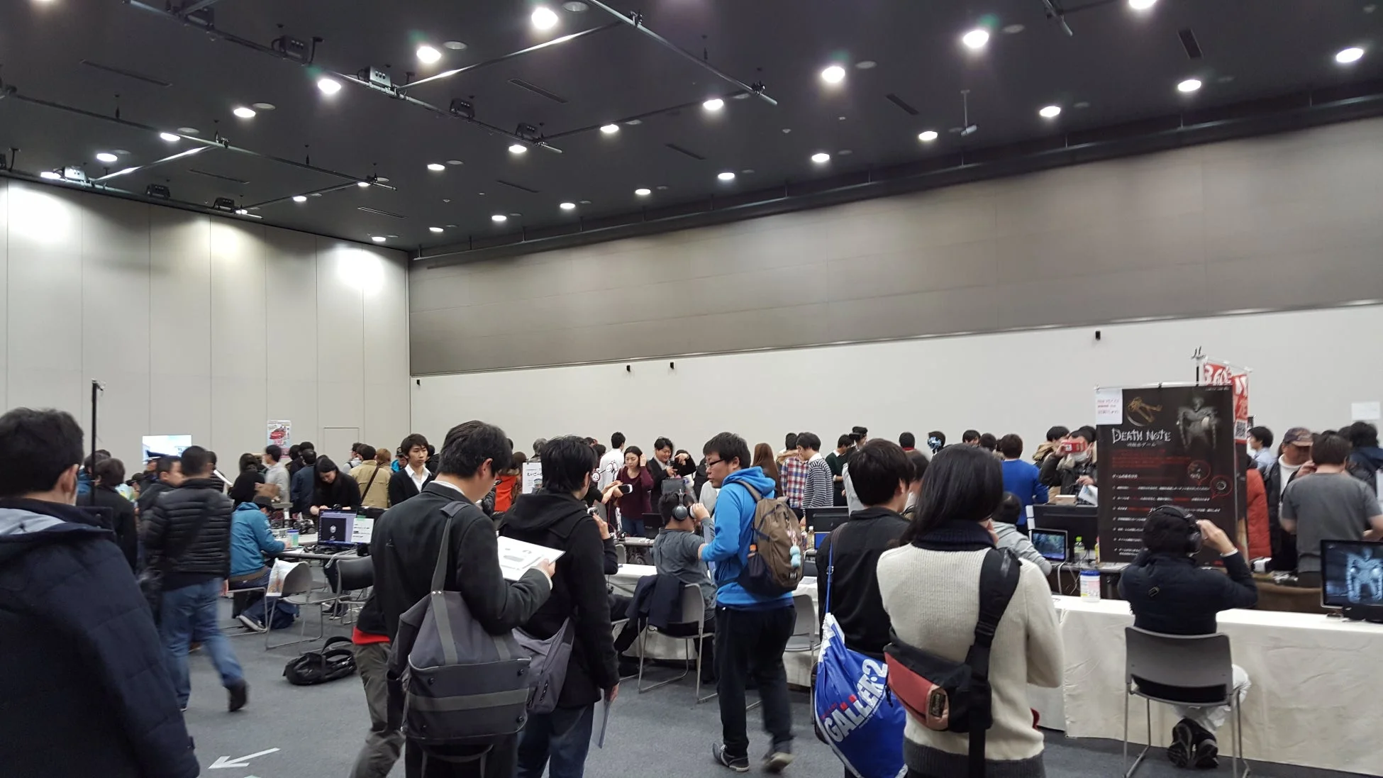イベント会場の人混み
