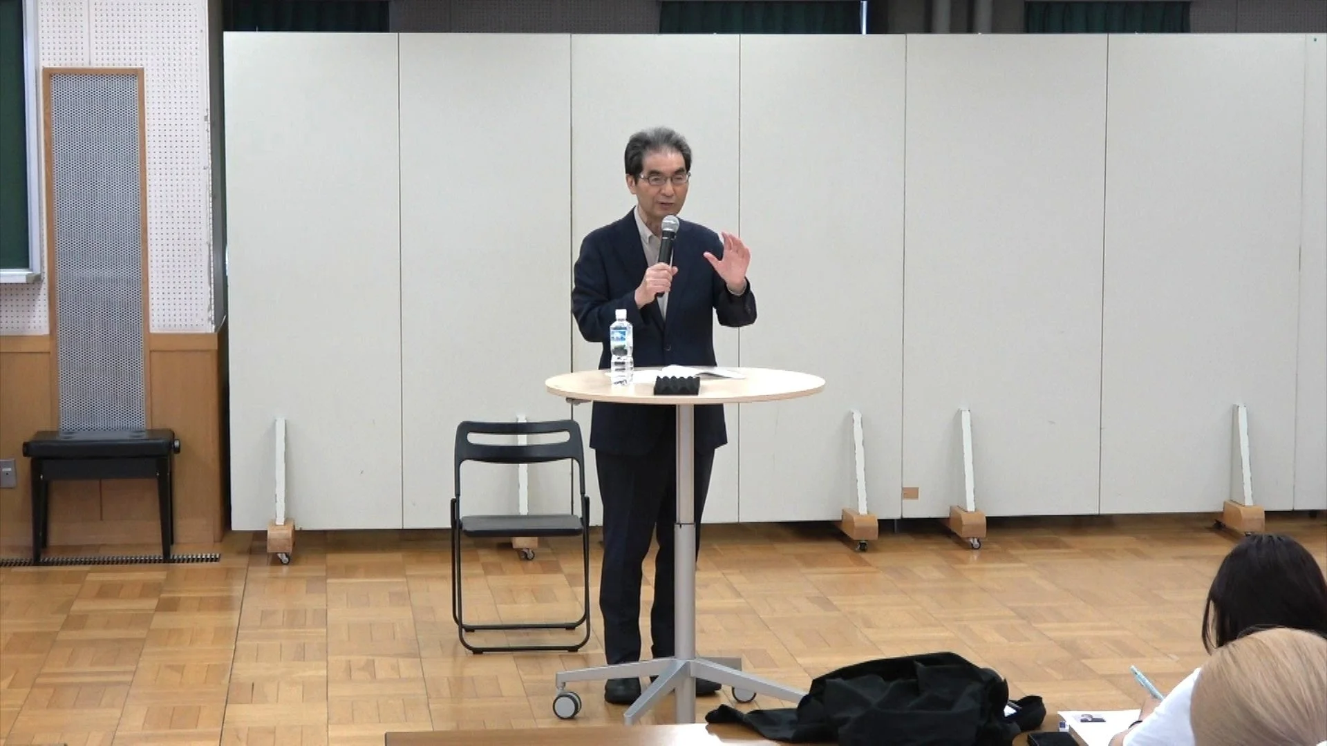 マイクを持って講演する富澤一誠氏